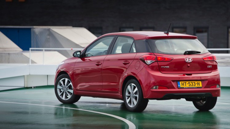 Autotest Hyundai i20 1.0 T-GDI. In deze test voelen we de nieuwe 1.0 liter turbomotor in de populaire Hyundai i20 vijfdeurs aan de tand. De driecilinder met 100 pk weet te bekoren.