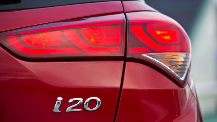 Autotest Hyundai i20 1.0 T-GDI. In deze test voelen we de nieuwe 1.0 liter turbomotor in de populaire Hyundai i20 vijfdeurs aan de tand. De driecilinder met 100 pk weet te bekoren.