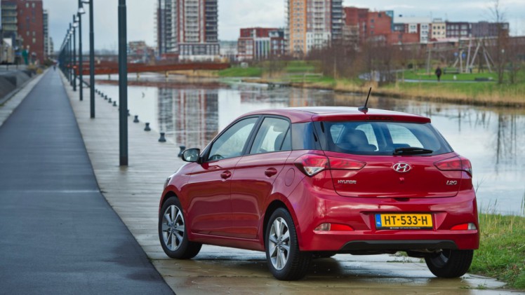 Autotest Hyundai i20 1.0 T-GDI. In deze test voelen we de nieuwe 1.0 liter turbomotor in de populaire Hyundai i20 vijfdeurs aan de tand. De driecilinder met 100 pk weet te bekoren.