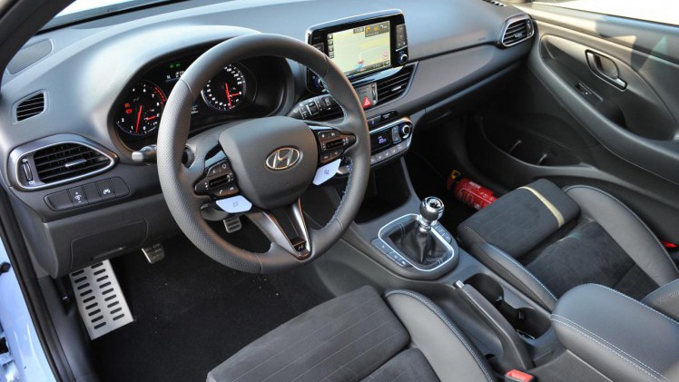 Hyundai betreedt het hot hatch segment met de nieuwe i30 N, een auto die meteen met de zware concurrentie mee kan komen.