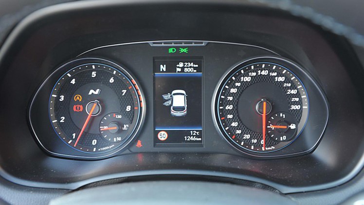 Hyundai betreedt het hot hatch segment met de nieuwe i30 N, een auto die meteen met de zware concurrentie mee kan komen.