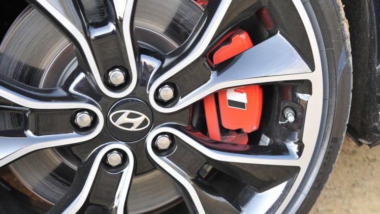 Hyundai betreedt het hot hatch segment met de nieuwe i30 N, een auto die meteen met de zware concurrentie mee kan komen.