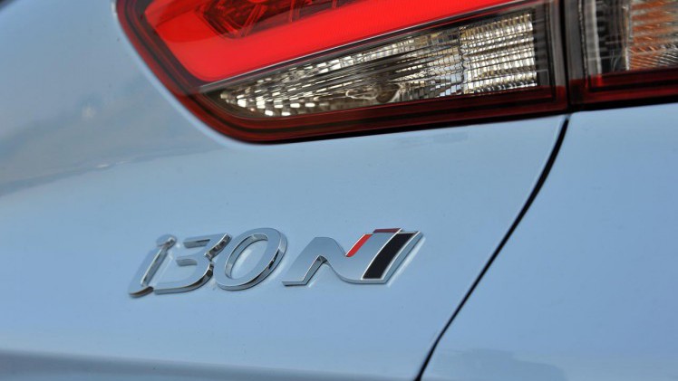 Hyundai betreedt het hot hatch segment met de nieuwe i30 N, een auto die meteen met de zware concurrentie mee kan komen.