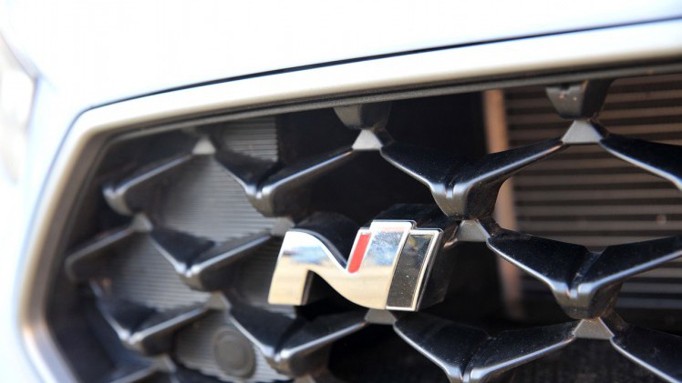 Hyundai betreedt het hot hatch segment met de nieuwe i30 N, een auto die meteen met de zware concurrentie mee kan komen.