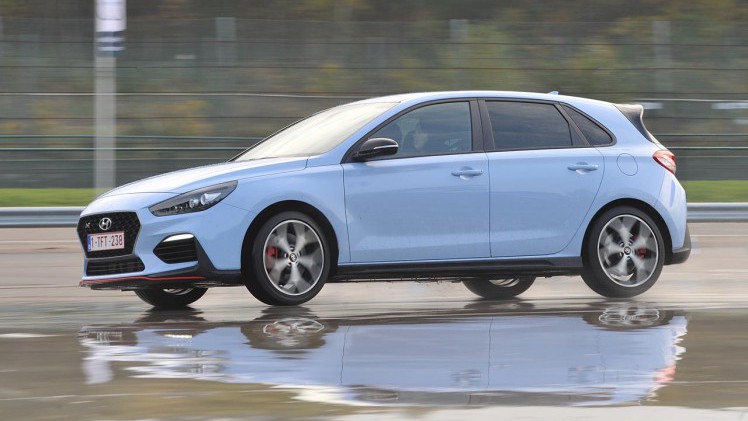 Hyundai betreedt het hot hatch segment met de nieuwe i30 N, een auto die meteen met de zware concurrentie mee kan komen.