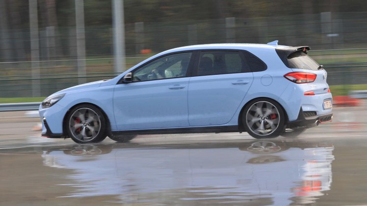 Hyundai betreedt het hot hatch segment met de nieuwe i30 N, een auto die meteen met de zware concurrentie mee kan komen.