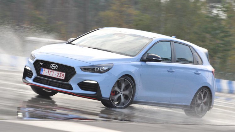 Hyundai betreedt het hot hatch segment met de nieuwe i30 N, een auto die meteen met de zware concurrentie mee kan komen.