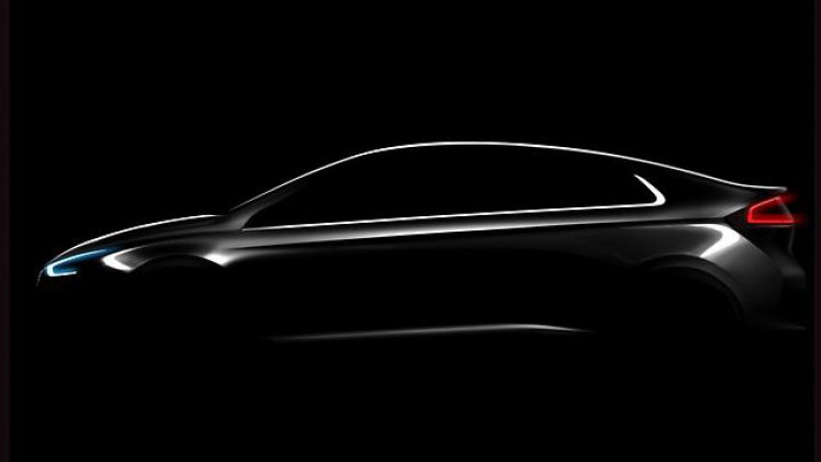 Hyundai onthult IONIQ als EV en HEV en PHEV. De nieuwe elektrische auto van Hyundai komt in 2016 en wordt ook leverbaar als hybride of plug-in hybride.