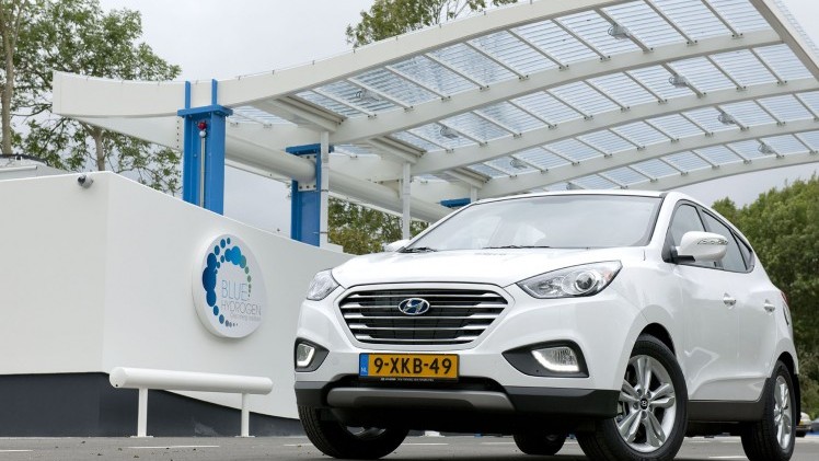 Hyundai heeft de ix35 op waterstof een prijs gegeven. Hij moet 55.000 euro kosten volgens de importeur. Let wel: dat is de prijs znder BTW.