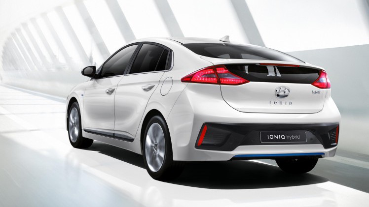 Eerste beelden en specificaties van Hyundai IONIQ. De nieuwe hybride komt ook als plug-in hybride op de markt met 1.6 GDI benzinemotor. In 2016 volgt ook de IONIQ EV als elektrische auto.