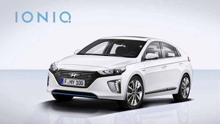 Eerste beelden en specificaties van Hyundai IONIQ. De nieuwe hybride komt ook als plug-in hybride op de markt met 1.6 GDI benzinemotor. In 2016 volgt ook de IONIQ EV als elektrische auto.