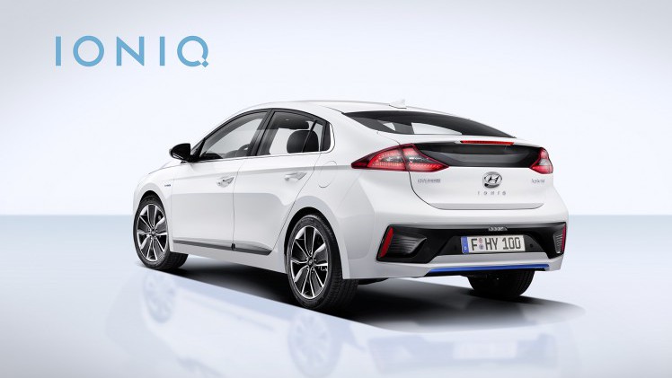 Eerste beelden en specificaties van Hyundai IONIQ. De nieuwe hybride komt ook als plug-in hybride op de markt met 1.6 GDI benzinemotor. In 2016 volgt ook de IONIQ EV als elektrische auto.