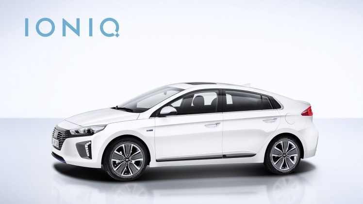 Eerste beelden en specificaties van Hyundai IONIQ. De nieuwe hybride komt ook als plug-in hybride op de markt met 1.6 GDI benzinemotor. In 2016 volgt ook de IONIQ EV als elektrische auto.