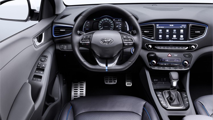 Eerste beelden en specificaties van Hyundai IONIQ. De nieuwe hybride komt ook als plug-in hybride op de markt met 1.6 GDI benzinemotor. In 2016 volgt ook de IONIQ EV als elektrische auto.