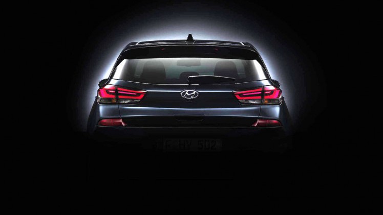 Hyundai heeft de eerste teaserfoto's gestuurd van de nieuwe i30. Over een maand wordt hij officieel onthuld.
