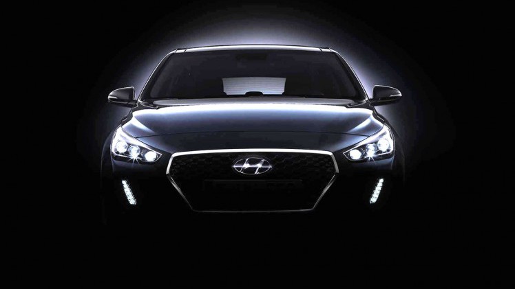 Hyundai heeft de eerste teaserfoto's gestuurd van de nieuwe i30. Over een maand wordt hij officieel onthuld.