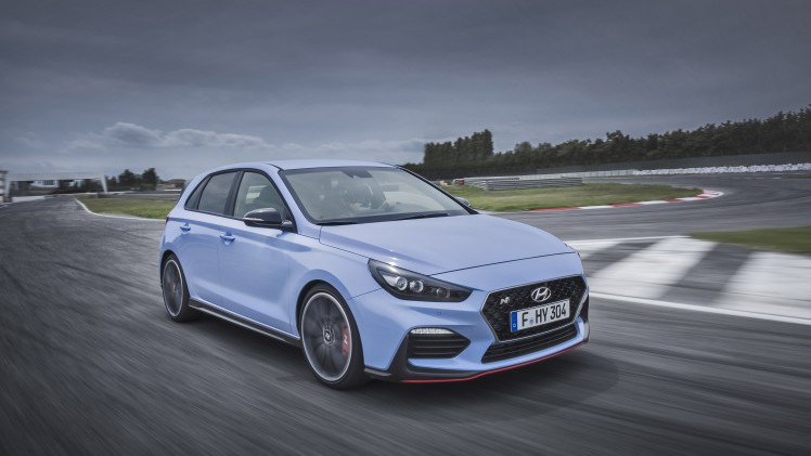 Hyundai gaat de snelle i30 N vanaf 39.995 euro verkopen. Levering start eind dit jaar.