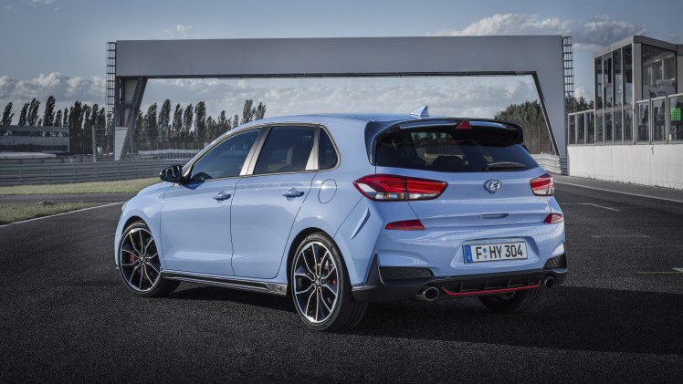 Hyundai gaat de snelle i30 N vanaf 39.995 euro verkopen. Levering start eind dit jaar.