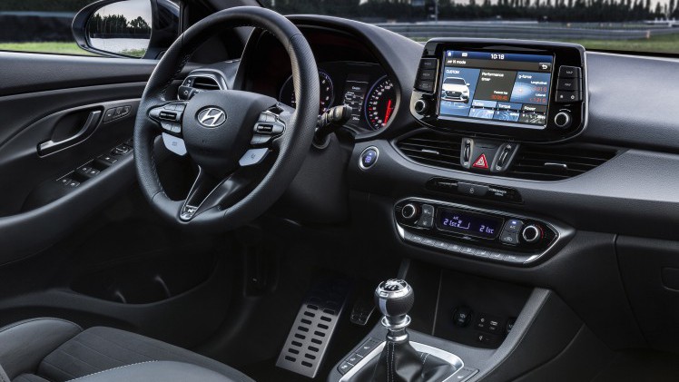 Hyundai gaat de snelle i30 N vanaf 39.995 euro verkopen. Levering start eind dit jaar.