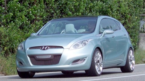 Hyundai laat ons alvast een beetje kennis maken met het nieuwe model wat het Koreaanse merk gaat presenteren in Parijs. De auto moet een concurrent gaan worden van de gevestigde automerken in het zo b