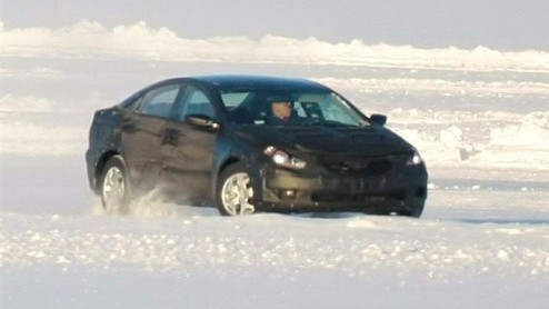 Dit zijn de eerste beelden die bewijzen dat Hyundai ook het segment van de vierdeurscoup wil gaan betreden. De Koreaan werd in Scandinavi gespot, waar hij zich voorbereidt voor een duel met Duitse c