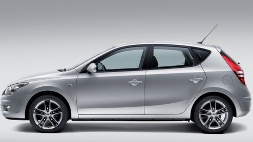 En dit is dan de Hyundai i30. De auto die Hyundai een flink stuk marktaandeel moet gaan geven in het belangrijke C-segment. De i30 is nauw verwant aan die andere Koreaan in deze klasse, de Kia Ceed.
