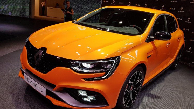 De IAA in Frankfurt barst uit z'n voegen van de primeurs. Een dag lang halen automerken auto's onder doeken vandaag. Vanaf eind deze week mag het publiek ervan genieten, een dikke week lang.