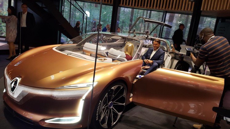 De IAA in Frankfurt barst uit z'n voegen van de primeurs. Een dag lang halen automerken auto's onder doeken vandaag. Vanaf eind deze week mag het publiek ervan genieten, een dikke week lang.