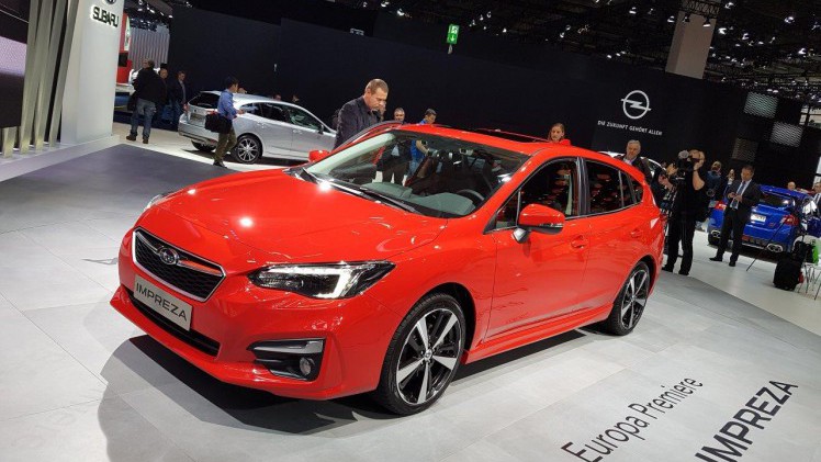 De IAA in Frankfurt barst uit z'n voegen van de primeurs. Een dag lang halen automerken auto's onder doeken vandaag. Vanaf eind deze week mag het publiek ervan genieten, een dikke week lang.