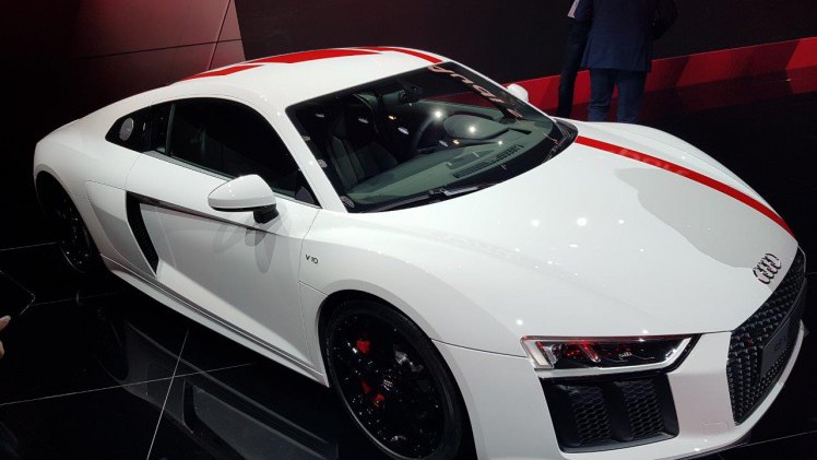 De IAA in Frankfurt barst uit z'n voegen van de primeurs. Een dag lang halen automerken auto's onder doeken vandaag. Vanaf eind deze week mag het publiek ervan genieten, een dikke week lang.