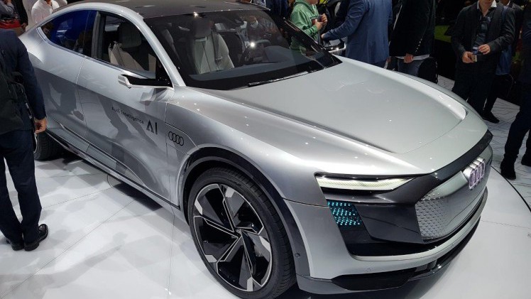 De IAA in Frankfurt barst uit z'n voegen van de primeurs. Een dag lang halen automerken auto's onder doeken vandaag. Vanaf eind deze week mag het publiek ervan genieten, een dikke week lang.