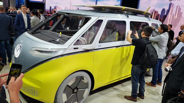 De IAA in Frankfurt barst uit z'n voegen van de primeurs. Een dag lang halen automerken auto's onder doeken vandaag. Vanaf eind deze week mag het publiek ervan genieten, een dikke week lang.