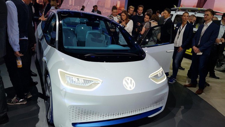 De IAA in Frankfurt barst uit z'n voegen van de primeurs. Een dag lang halen automerken auto's onder doeken vandaag. Vanaf eind deze week mag het publiek ervan genieten, een dikke week lang.