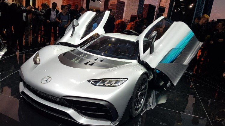 De IAA in Frankfurt barst uit z'n voegen van de primeurs. Een dag lang halen automerken auto's onder doeken vandaag. Vanaf eind deze week mag het publiek ervan genieten, een dikke week lang.
