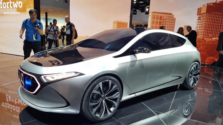 De IAA in Frankfurt barst uit z'n voegen van de primeurs. Een dag lang halen automerken auto's onder doeken vandaag. Vanaf eind deze week mag het publiek ervan genieten, een dikke week lang.