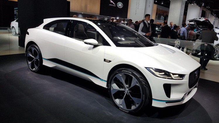 De IAA in Frankfurt barst uit z'n voegen van de primeurs. Een dag lang halen automerken auto's onder doeken vandaag. Vanaf eind deze week mag het publiek ervan genieten, een dikke week lang.