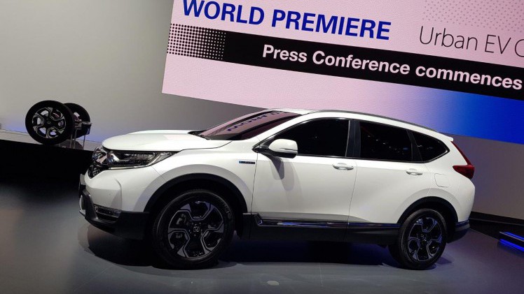 De IAA in Frankfurt barst uit z'n voegen van de primeurs. Een dag lang halen automerken auto's onder doeken vandaag. Vanaf eind deze week mag het publiek ervan genieten, een dikke week lang.