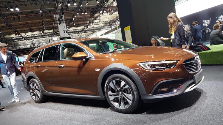 De IAA in Frankfurt barst uit z'n voegen van de primeurs. Een dag lang halen automerken auto's onder doeken vandaag. Vanaf eind deze week mag het publiek ervan genieten, een dikke week lang.