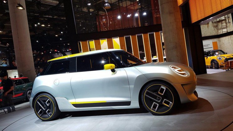 De IAA in Frankfurt barst uit z'n voegen van de primeurs. Een dag lang halen automerken auto's onder doeken vandaag. Vanaf eind deze week mag het publiek ervan genieten, een dikke week lang.