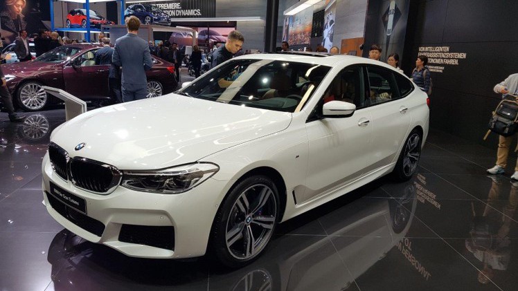 De IAA in Frankfurt barst uit z'n voegen van de primeurs. Een dag lang halen automerken auto's onder doeken vandaag. Vanaf eind deze week mag het publiek ervan genieten, een dikke week lang.