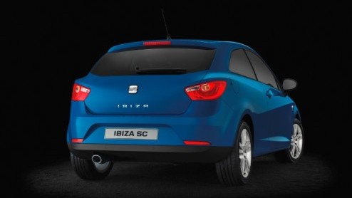 Naast de vijfdeurs Ibiza komt Seat ook met een driedeurs-Coup variant. De Seat Ibiza SportCoupe beschikt over nog meer dynamische ArrowDesign looks en die aspiraties komen ook terug in de techniek.