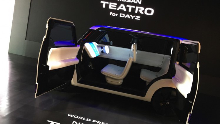 Gekke primeurs met typisch Japanse primeurs en Kei cars op de Tokyo Motor Show 2015.