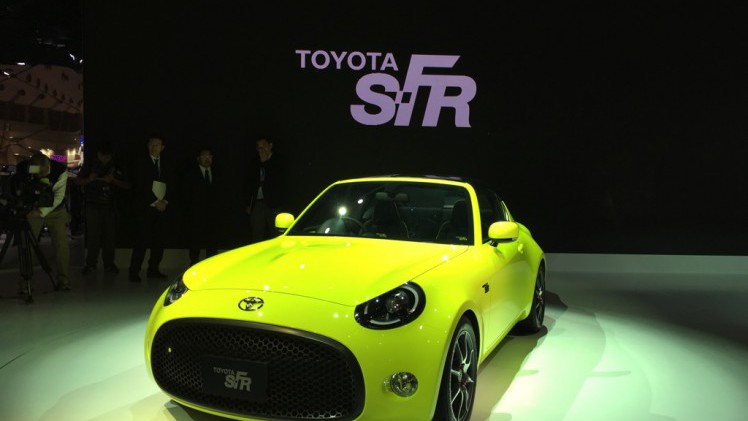 Gekke primeurs met typisch Japanse primeurs en Kei cars op de Tokyo Motor Show 2015.