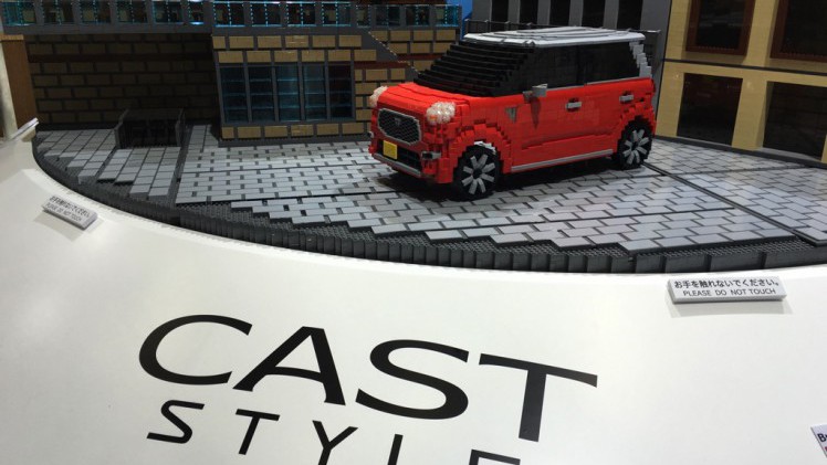 Gekke primeurs met typisch Japanse primeurs en Kei cars op de Tokyo Motor Show 2015.