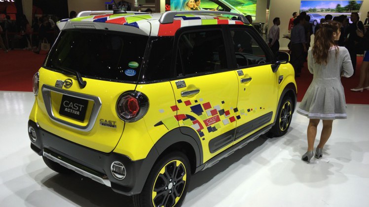 Gekke primeurs met typisch Japanse primeurs en Kei cars op de Tokyo Motor Show 2015.