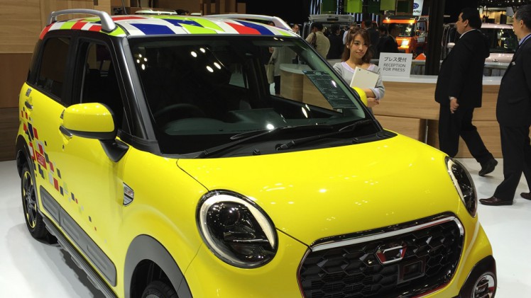 Gekke primeurs met typisch Japanse primeurs en Kei cars op de Tokyo Motor Show 2015.
