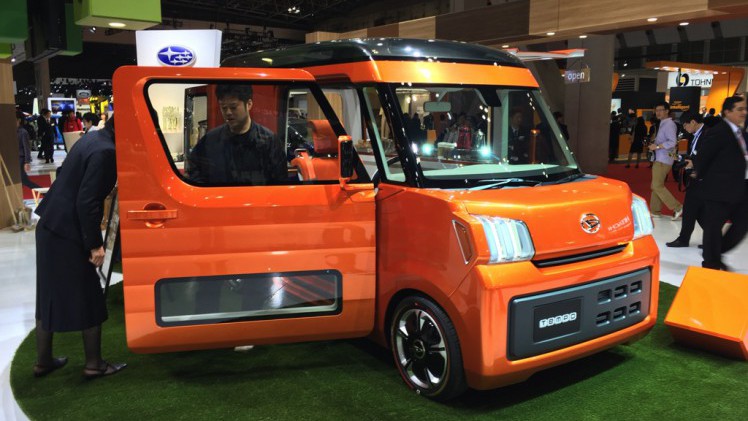 Gekke primeurs met typisch Japanse primeurs en Kei cars op de Tokyo Motor Show 2015.