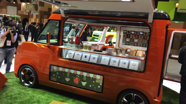 Gekke primeurs met typisch Japanse primeurs en Kei cars op de Tokyo Motor Show 2015.