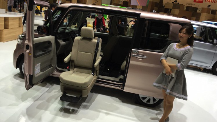 Gekke primeurs met typisch Japanse primeurs en Kei cars op de Tokyo Motor Show 2015.