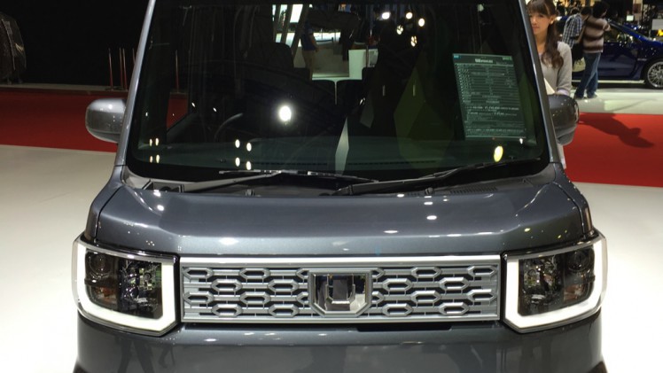 Gekke primeurs met typisch Japanse primeurs en Kei cars op de Tokyo Motor Show 2015.